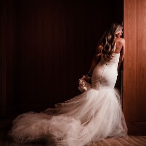 Vera Wangs classic strapless wedding dress